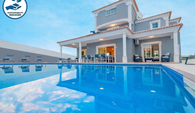 Villa with heatable pool and BBQ
