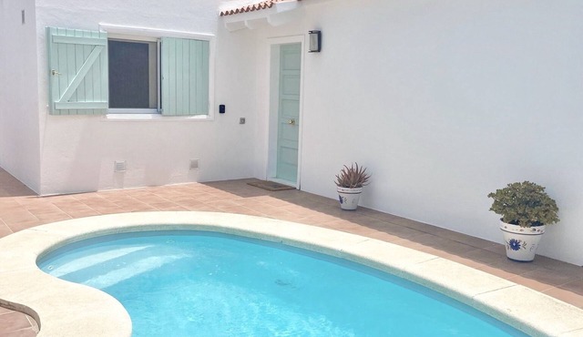 Villa with "heated pool" , 500megabyte Wifi and Netflix - 100 metres from beach