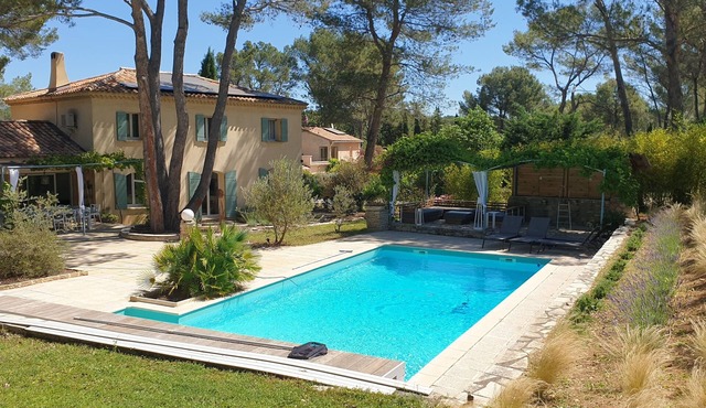 Villa with heated pool facing the Sainte Victoire