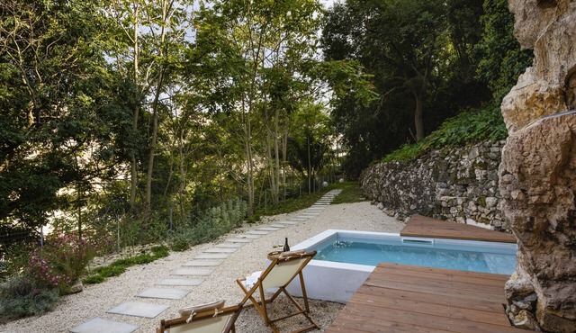 Villa with heated pool in a unique position