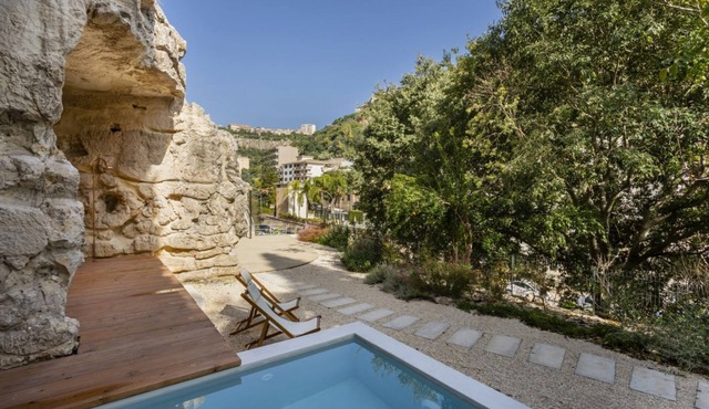Villa with heated pool located in a unique position