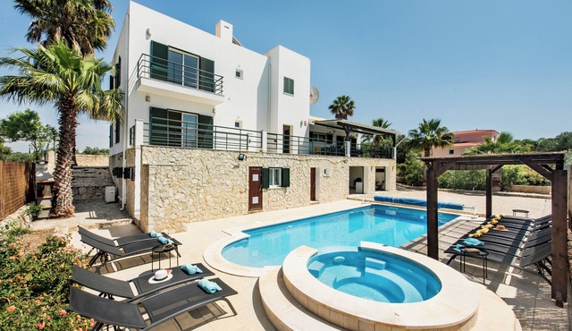 Villa with Heated Pool, Tennis Court, Jacuzzi, Games Room, WIFI and AC