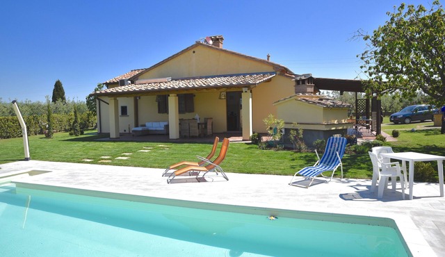 Villa with high comfort with pool near the sea, dish & washing maschine,