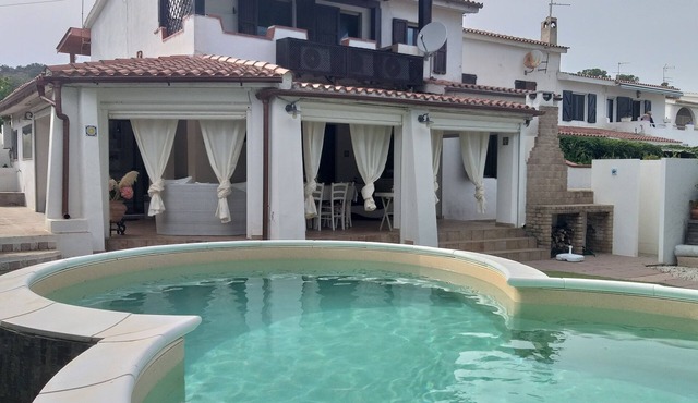 Villa with housekeeper 200 m from the sea in Porto Columbu (1 km from Pula)