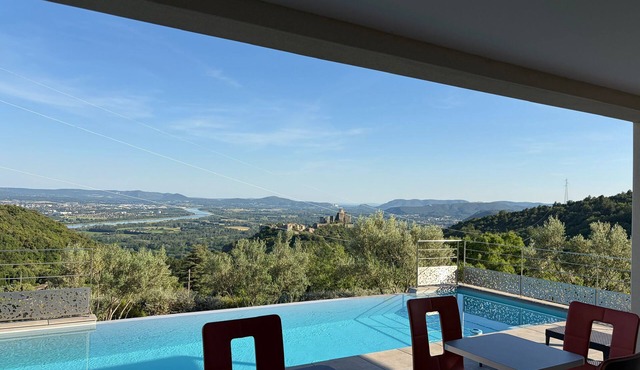 Villa with infinity pool - panoramic view of Rochemaure castle and volcano