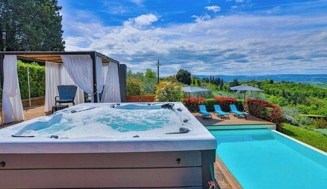 Villa with infinity pool in Tuscany
