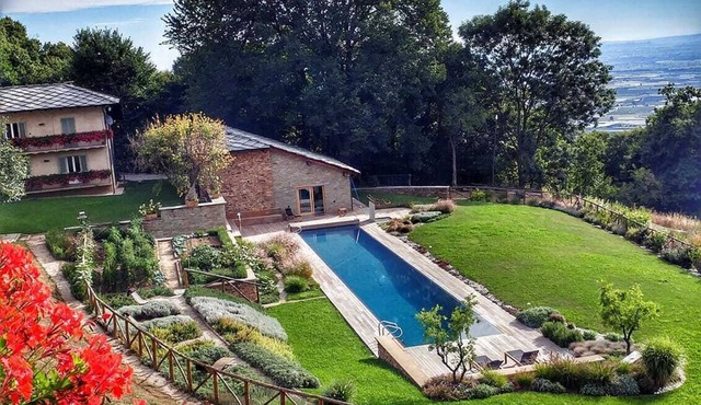 Villa with infinity pool, Spa,private garden, patio, barbecue,Monviso Unesco area.