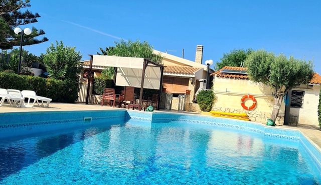 Villa with swimming pool facing the sea, for those who love peace and privacy