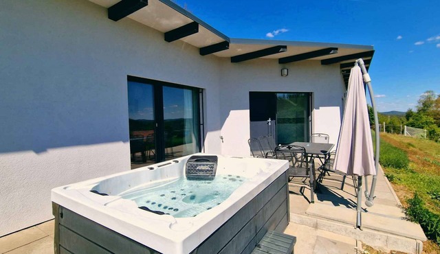 Villa with jacuzzi and sauna