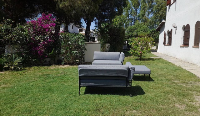 Villa with large garden, close to the sea. Pets allowed