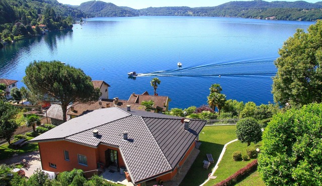 Villa with large garden and beautiful lake view FROM SATURDAY TO SATURDAY
