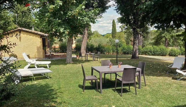Villa with large garden and annex