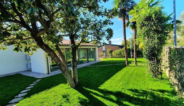 Villa with large garden and private pool