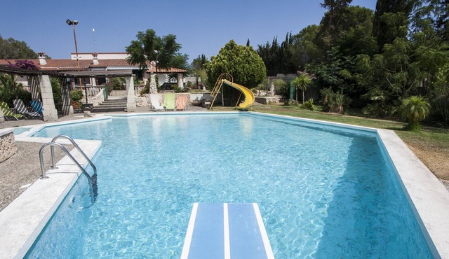 Villa with large pool and jacuzzi for large group m350