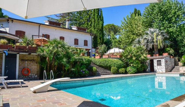 Villa with large private pool, billiard 20 kms northern Rome & 3km from village