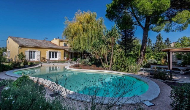 Villa with Plage® pool, and large shaded garden in Provence and Luberon.