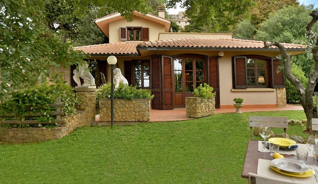Villa with pool, enclosed garden and beautiful sea view