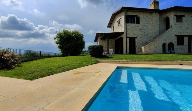 Villa with pool 15 km from the sea, wifi, air conditioning, panoramic.