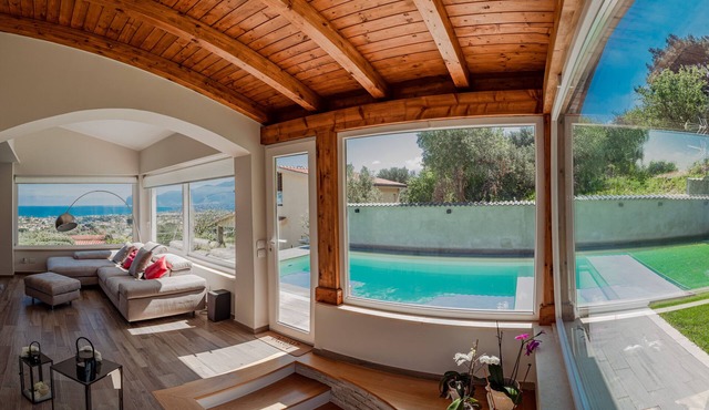 Villa with pool, 3 km's away from the sea, stunning 180° view on the sea