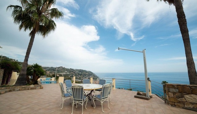 Villa with pool 5 minutes from the beach!