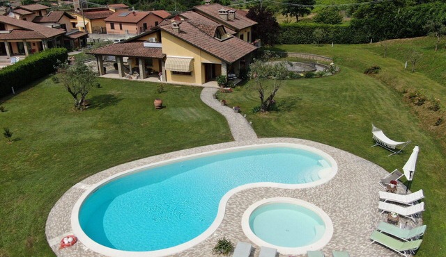 Villa with pool, A/C, garden, Lunigiana