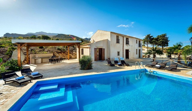Villa with Pool, A/C, Sea View and private garden