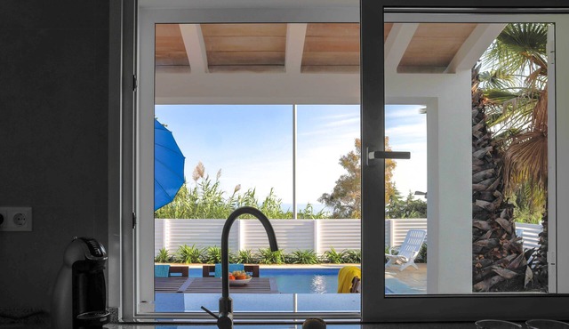 Villa with pool and sea view, ideal for 3 generations/2 families with friends
