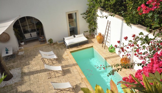 Villa with pool and spa in the center near the sea