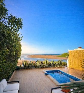 Villa with pool and beach access