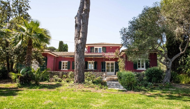 Villa with pool and beach access