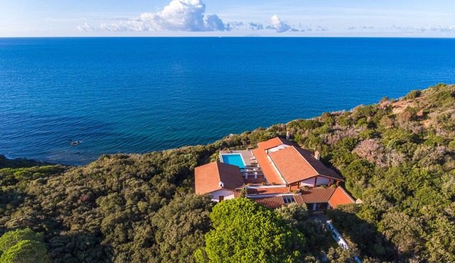 Villa with pool and sea access,Wi-fi,bbq,tennis court,a/c,chef