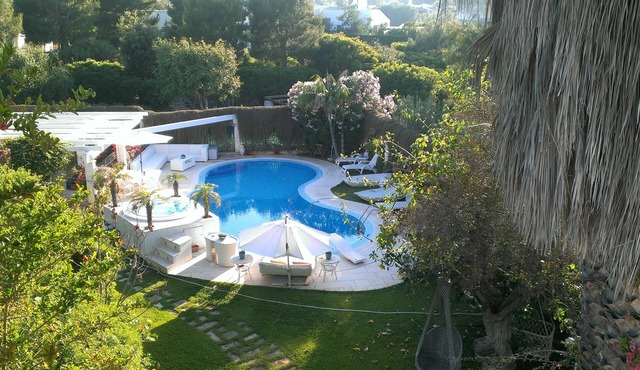 Villa with pool and whirlpool on the sea