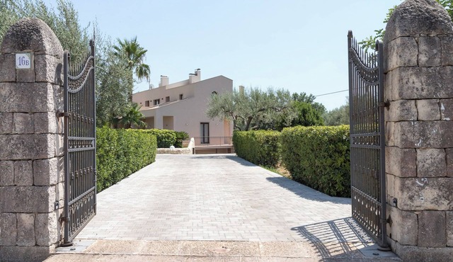 Villa with pool between the historic center of Modica and the sea