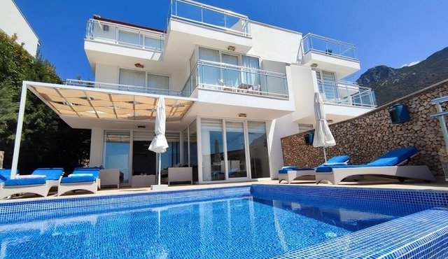 Villa with pool - centrally located