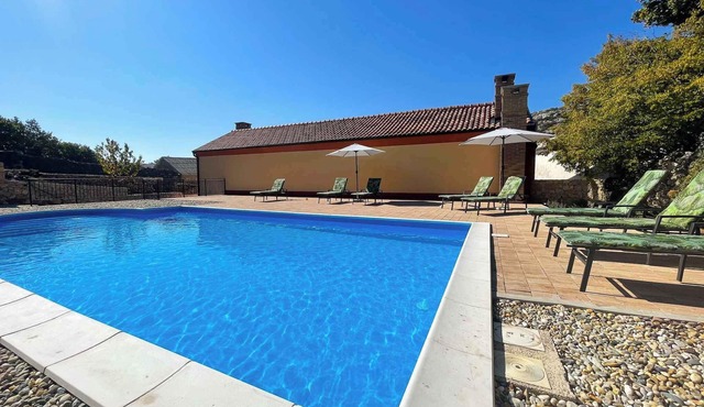 Villa with pool for 6 people