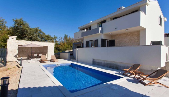 Villa with pool for 8 people
