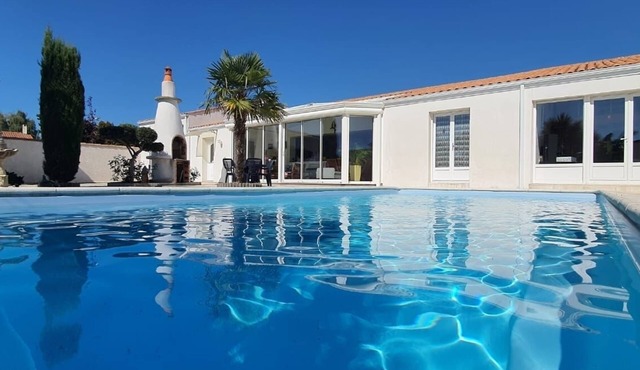 Villa with pool for 14 people, 5 km from beaches.