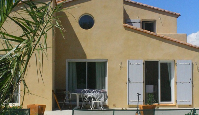 Villa with pool near sea - 8 people