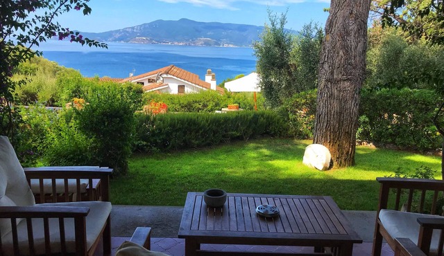 Villa with pool, garden and view!