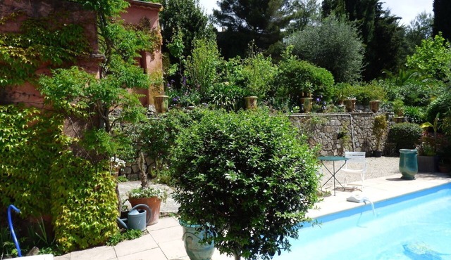 Villa with pool in a relaxing and green oasis, in Grasse