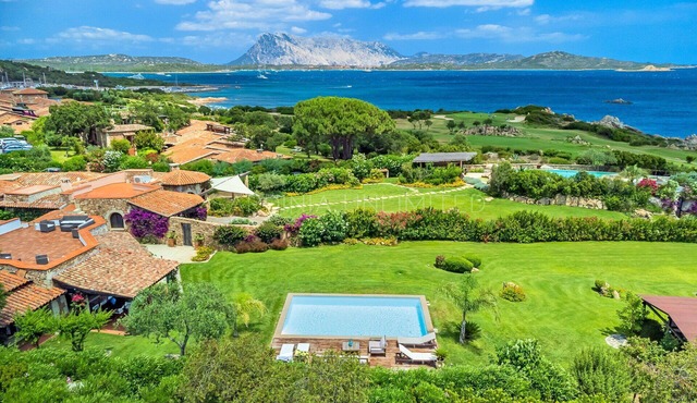 Villa with pool in Puntaldia: Villa Beth