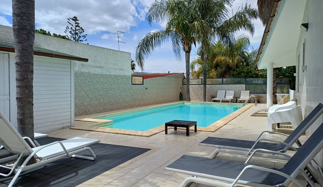 Villa with pool sleeps 12 3 Bathrooms - Air conditioning WiFi free