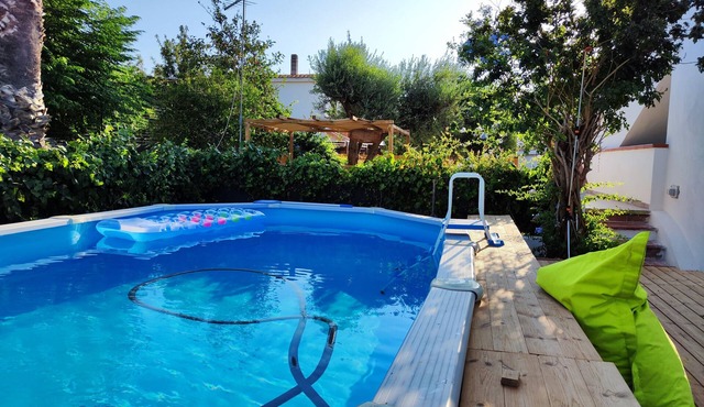 Villa with pool, 300 meters from the sea just minutes from the city