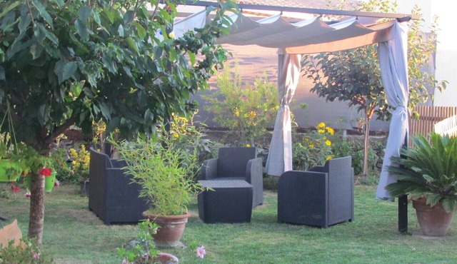 Villa with pool sleeps 6, Saint-didier