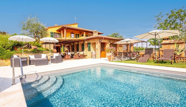 Villa with pool, WIFI, A/C, TV, patio, pets allowed, panoramic view, close to San Gimignano