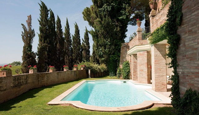 Villa with private pool, WIFI, hot tub, A/C, patio, panoramic view, close to San Gimignano