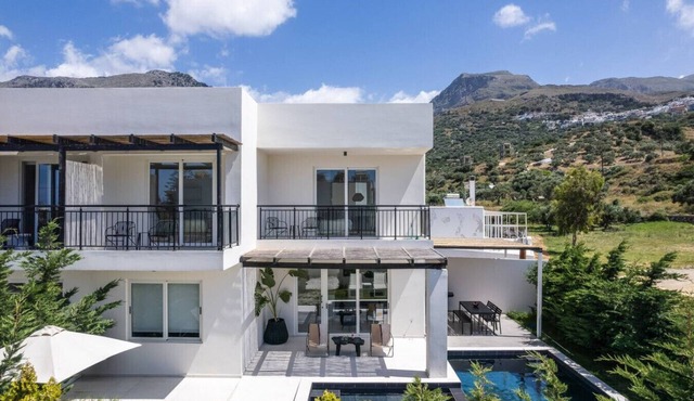 Villa with Private Pool and BBQ, 200m to the beach