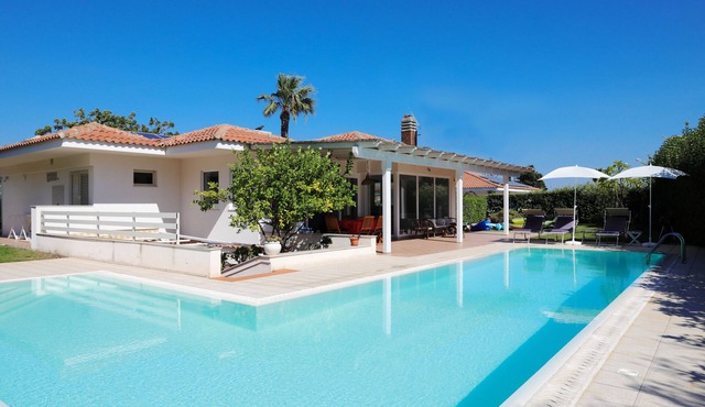 Villa with private pool at 300 meters from the sea!