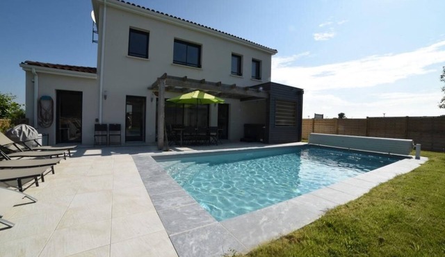 Villa with private pool and Jacuzzi on a residence with tennis
