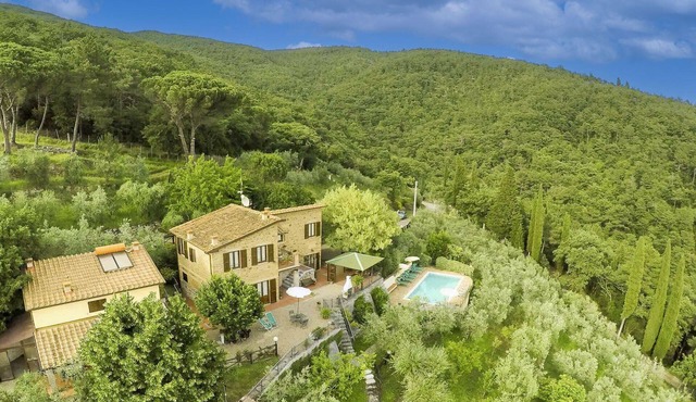 Villa with private swimming pool, perfect for a family with children or for two couples of friends.
